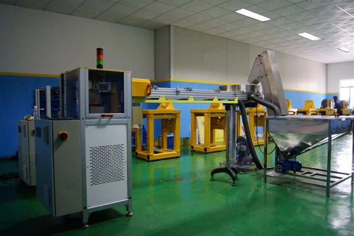 Машина за рязане и сгъване на капачки за бутилки